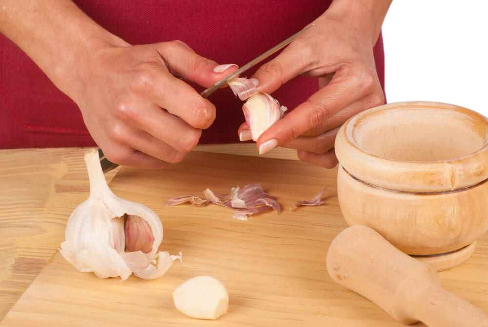 Peeling garlic: 10-second challenge
